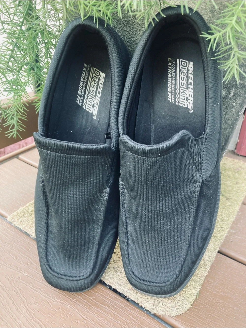 Men’s Skechers Size 11 XWide fit black dress knit slip on loafers